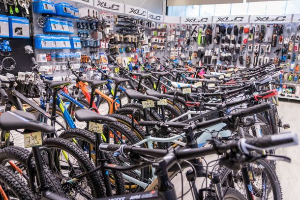JuMa Zweiräder Glattbach Aschaffenburg - In unserem Verkaufsraum finden Sie eine große Auswahl an Rädern und Zubehör